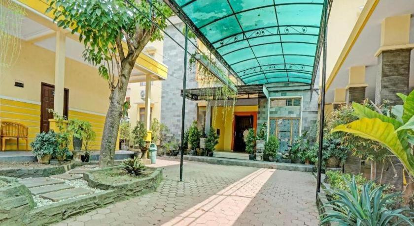 Collection O 90693 Orchid Edotel Boyolangu Hotel 3*